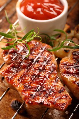 Kızarmış soğan rustik arka plan üzerinde soslu domuz eti ızgara