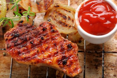 Kızarmış soğan rustik arka plan üzerinde soslu domuz eti ızgara