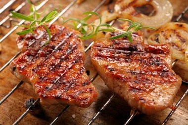 Kızarmış soğan rustik arka plan üzerinde soslu domuz eti ızgara