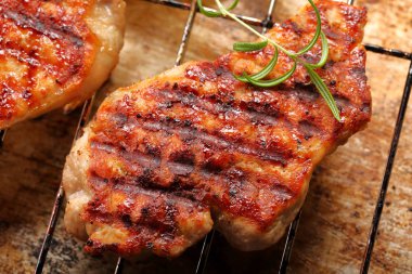 Kızarmış domuz rustik arka plan üzerinde ızgara