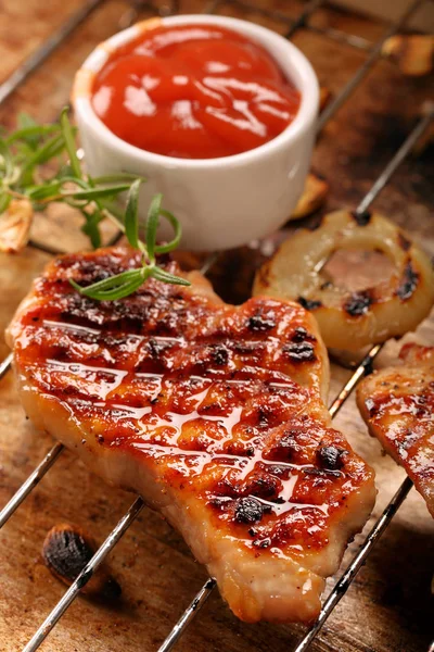 Carne de porc prăjită la grătar cu ceapă pe fundal rustic — Fotografie, imagine de stoc