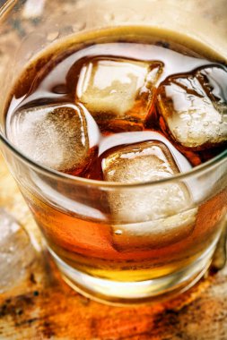 Antika arka plan üzerinde buz ile soğuk içecek