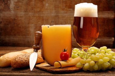 Bira ve sarı peynir meze ile metin için yer