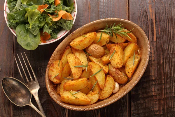Запеченная картошка с салатом — стоковое фото