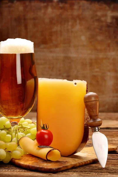 Bira ve sarı peynir meze ile metin için yer