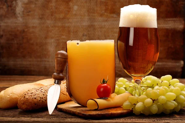 Bira ve sarı peynir meze ile metin için yer