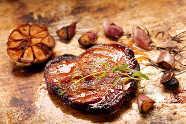 Kızarmış domuz eti boyun rustik zemin üzerine sarımsaklı ızgara