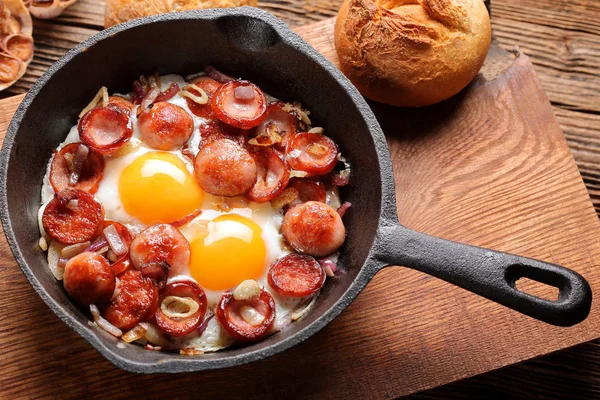 Pişmiş yumurta ve sosis tava üzerinde