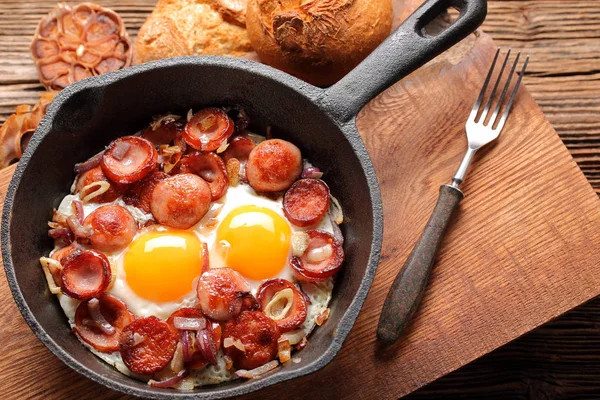 Uova cotte e salsicce su padella — Foto Stock