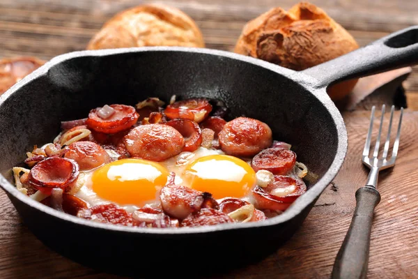 Pişmiş yumurta ve sosis tava üzerinde — Stok fotoğraf