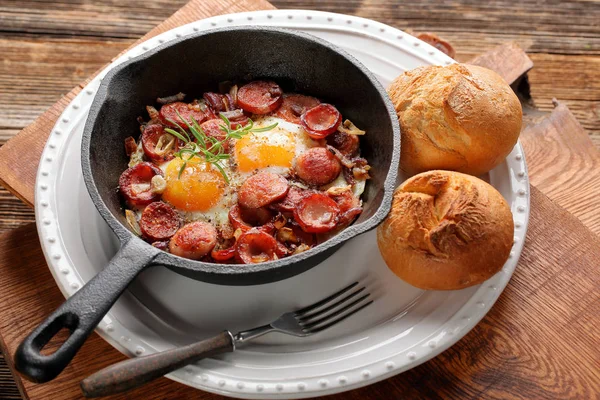 Pişmiş yumurta ve sosis tava üzerinde