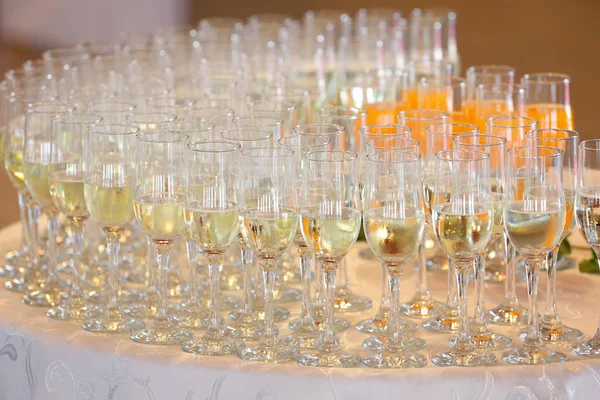 Шампанське для нареченого і нареченого на весіллі — стокове фото