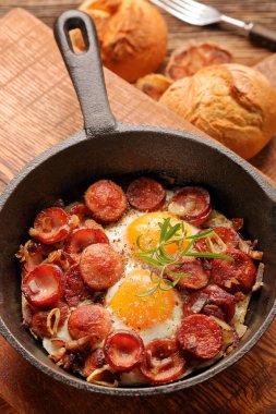 Pişmiş yumurta ve sosis tava üzerinde