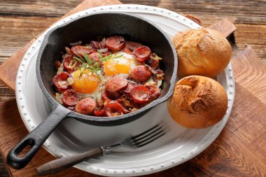 Pişmiş yumurta ve sosis tava üzerinde