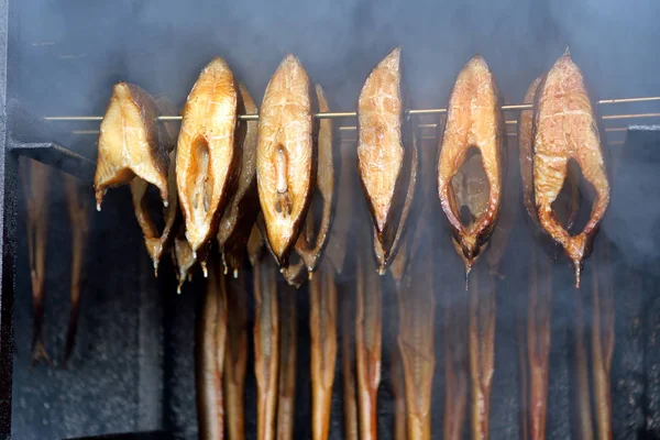 Färsk rökt fisk i rökare grill — Stockfoto