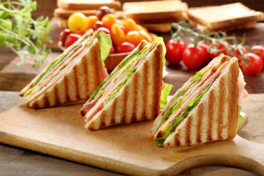 Ahşap arka plan üzerinde taze sandviç