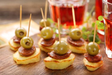 Fırında patates sosis chorizo ve yeşil oliv ile İspanyol snack