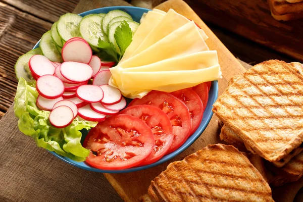 黄色のチーズと野菜のトーストの健康的な朝食 — ストック写真