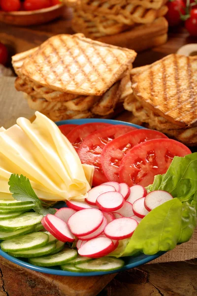 Gesundes Frühstück mit Toast mit gelbem Käse und Gemüse — Stockfoto