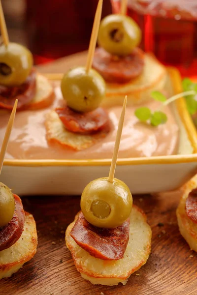 Fırında patates sosis chorizo ve yeşil oliv ile İspanyol snack — Stok fotoğraf