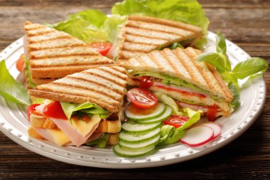 Ahşap arka plan üzerinde taze sandviç