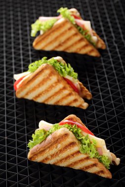 Siyah arka plan üzerine taze sandviç