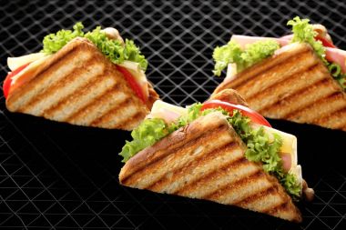 Siyah arka plan üzerine taze sandviç