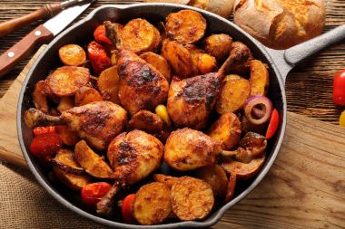 Kavrulmuş Tavuk budu kızartma tavası pişmiş patates ile