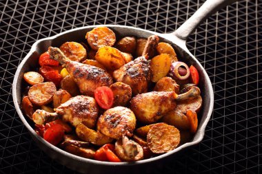 Kavrulmuş Tavuk budu kızartma tavası pişmiş patates ile