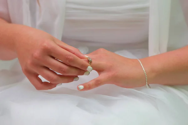 Bride putting engagement ring on wedding day — Stock Photo, Image