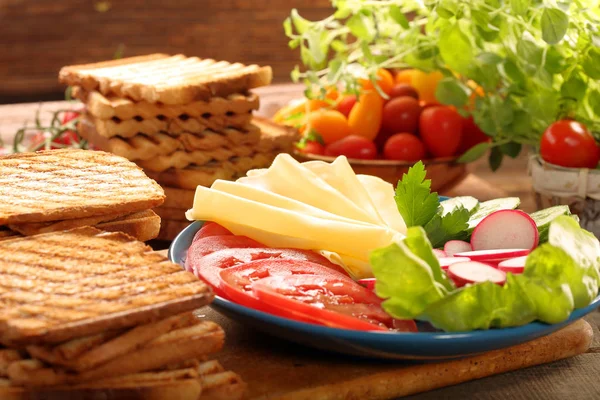 Здоровый завтрак с тостами с желтым сыром и овощами — стоковое фото
