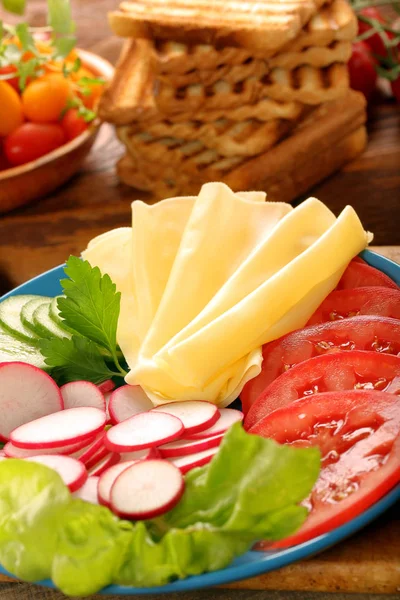 Gezond ontbijt toast met gele kaas en groenten — Stockfoto