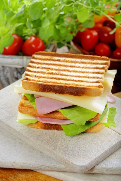 Ahşap arka plan üzerinde taze sandviç