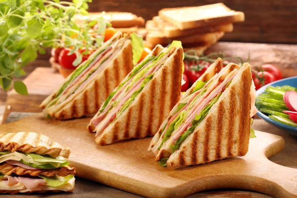 Ahşap arka plan üzerinde taze sandviç