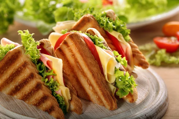 Ahşap arka plan üzerinde taze sandviç