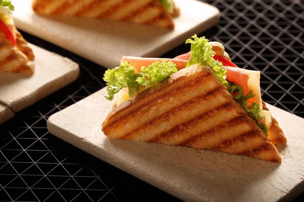 Ahşap arka plan üzerinde taze sandviç