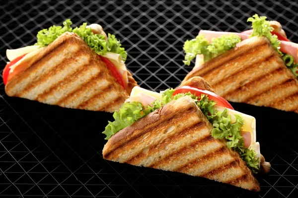Siyah arka plan üzerine taze sandviç