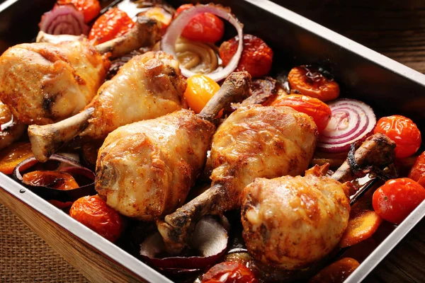 Ahşap arka plan üzerinde sebze ile kavrulmuş tavuk budu 