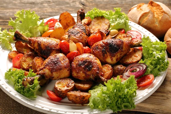 Pieczone udka kurczaka z pieczonym ziemniakiem na talerzu — Zdjęcie stockowe