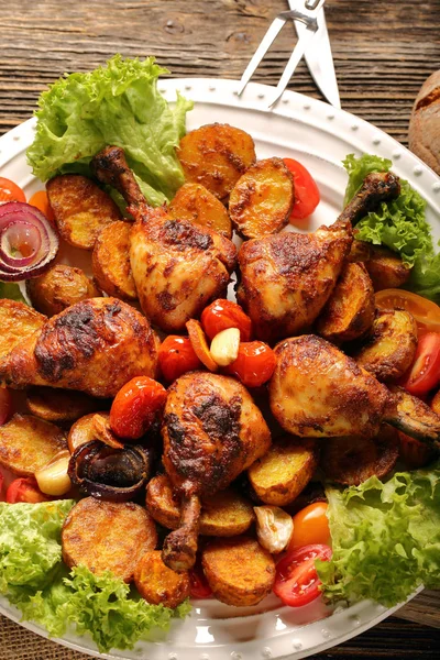 Pieczone udka kurczaka z pieczonym ziemniakiem na talerzu — Zdjęcie stockowe