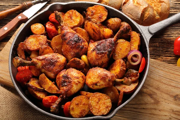 Kavrulmuş Tavuk budu kızartma tavası pişmiş patates ile