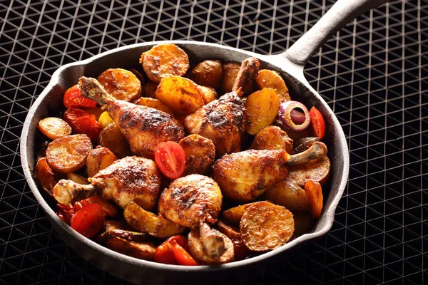 Kavrulmuş Tavuk budu kızartma tavası pişmiş patates ile