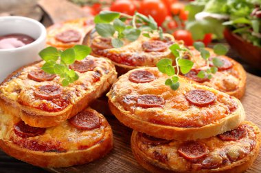 Eritilmiş peynir ve chorizo sosis ile taze kızarmış ekmek