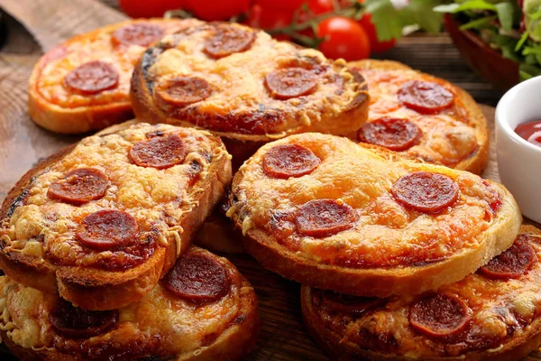 Eritilmiş peynir ve chorizo sosis ile taze kızarmış ekmek