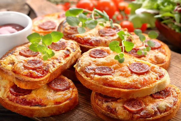 Eritilmiş peynir ve chorizo sosis ile taze kızarmış ekmek