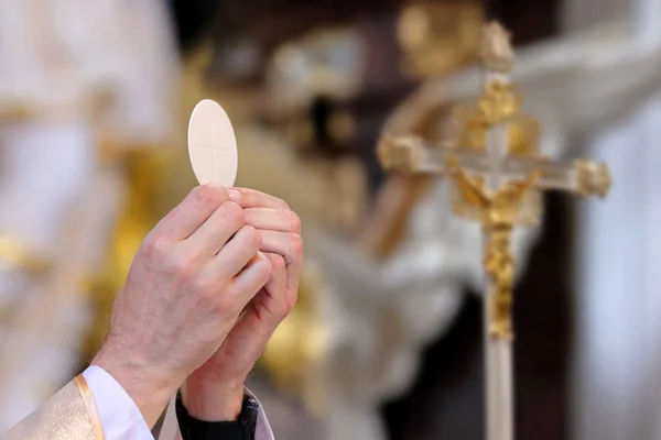 Sacerdote celebrare la messa in chiesa — Foto Stock