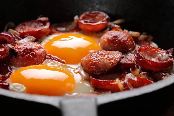 Kızarmış yumurta sosis ve soğan üzerinde tava — Stok fotoğraf