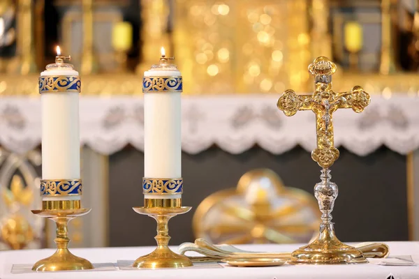 Gouden Kruis op het altaar met kaarsen — Stockfoto