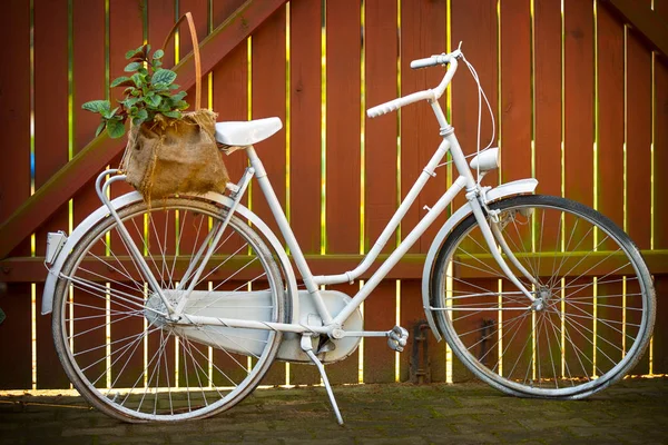 木製のフェンスの背景に白い自転車 — ストック写真