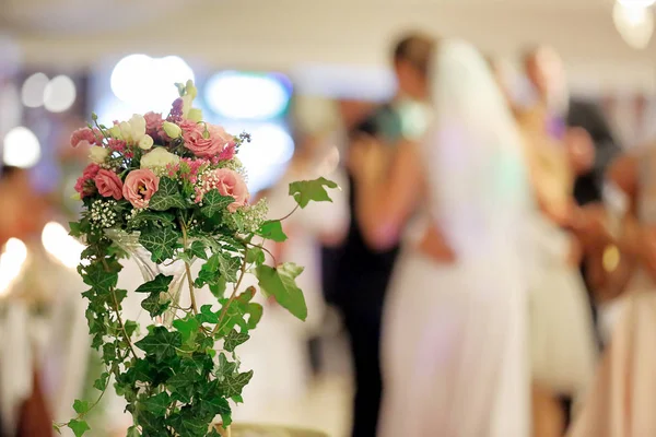 Nygift par Dans på bröllop mottagning — Stockfoto